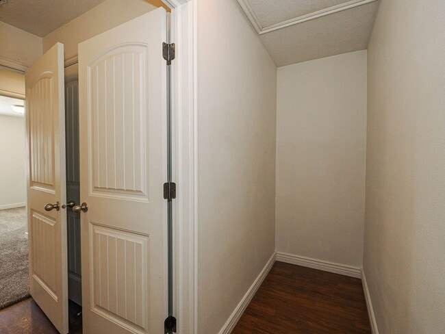 Building Photo - 3 Bedroom, 2 Bathroom Condo