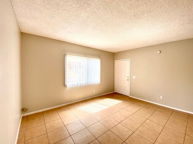 Building Photo - Huge Adobe 2 Bed/1Bath Adobe Townhome in C...