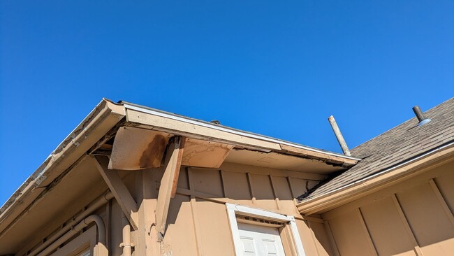 Building Photo - 806 S Saville Ave