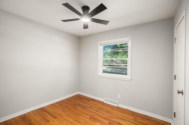 Building Photo - Move in special!! Beautiful 3BR/2BA w/ Garage & Fenced Yard