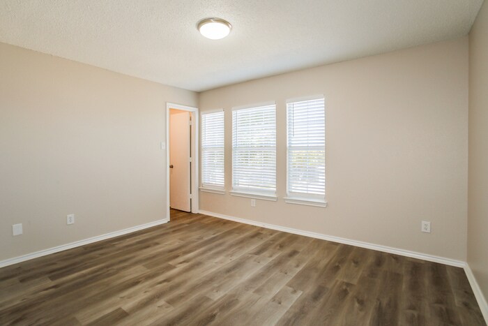 Building Photo - 324 Ellicott Dr