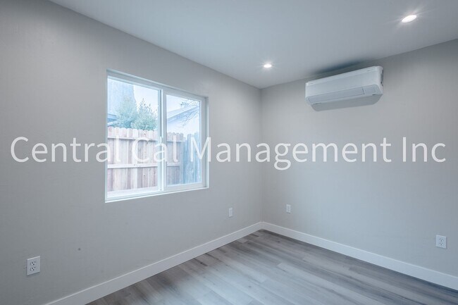 Building Photo - 341 Laurel Ave