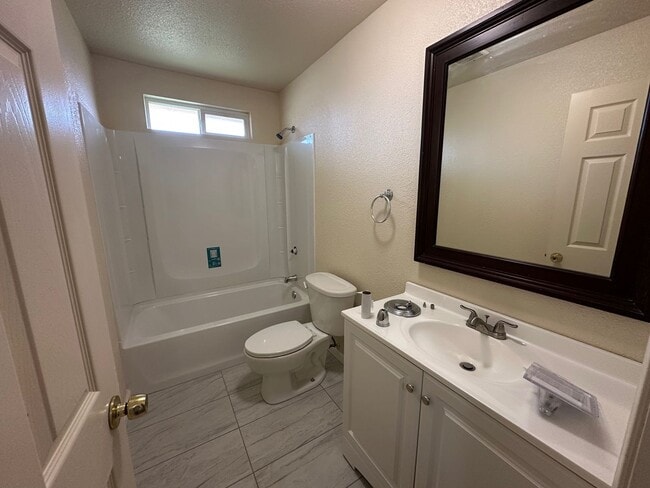 Building Photo - Updated Duplex Unit Move-In Ready