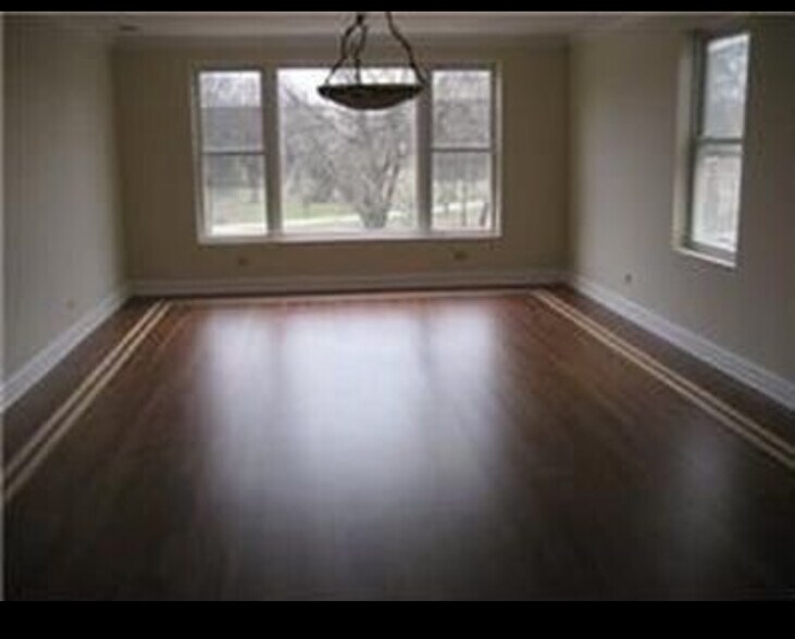 Building Photo - 2539 W Lunt Ave