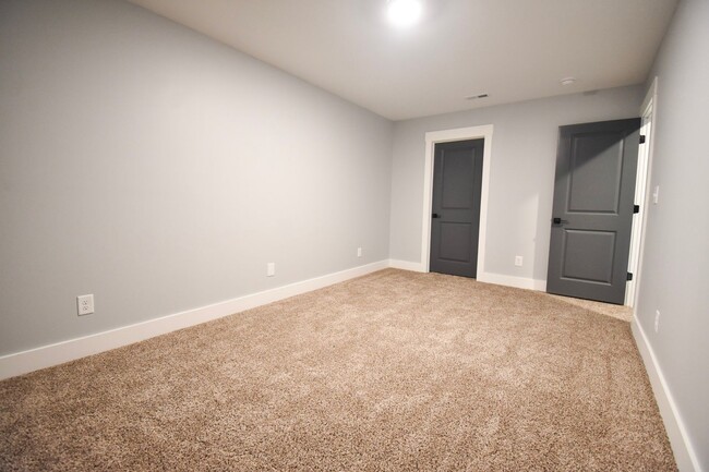 Building Photo - Availabe Now! 4 Bedroom 3 Bathroom Townhome