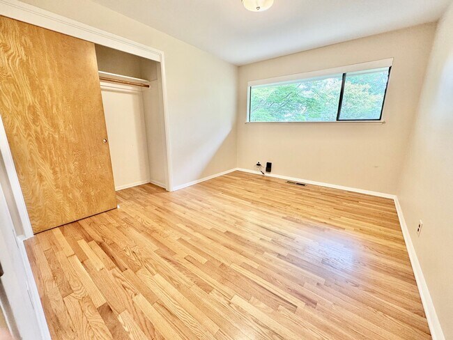 Building Photo - Large Mid-Century Home in Magnolia!
