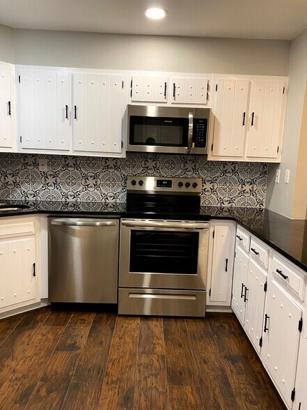 Building Photo - 128 Amberly Dr