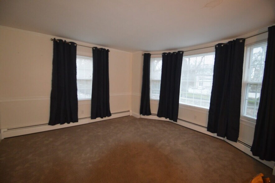 Plenty of light in this living area - 468 Spring St