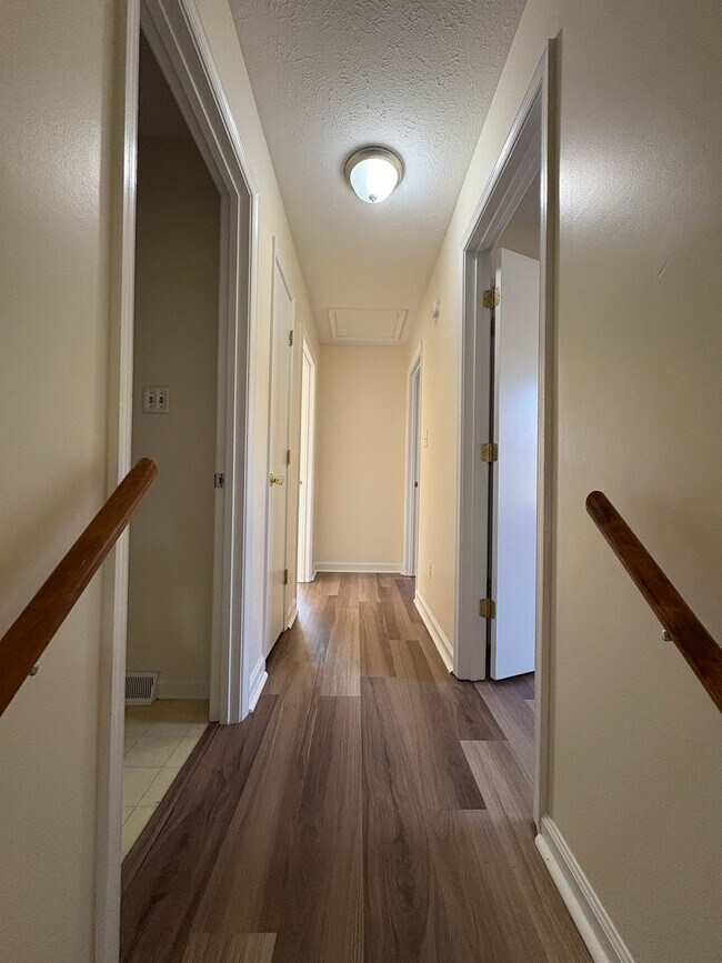 Building Photo - Spacious split level in Campell County near Waterlick/Leesville Rd