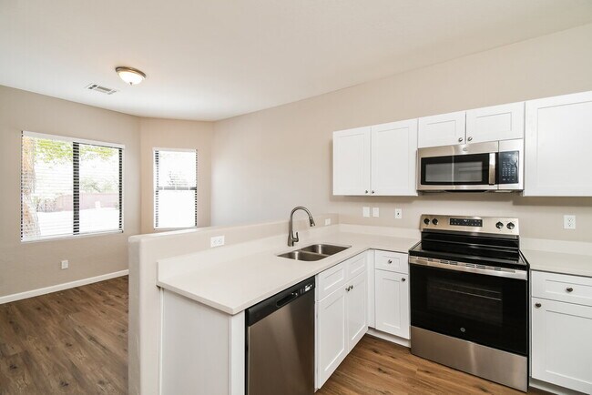 Building Photo - 1103 W Vineyard Rd