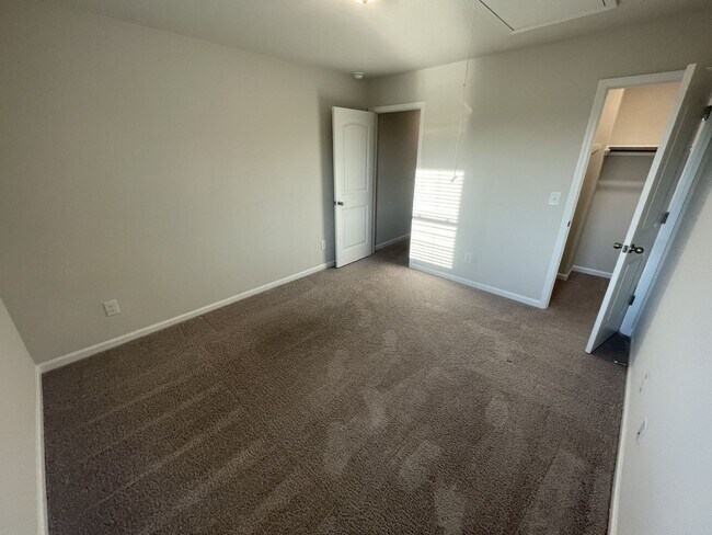 Building Photo - 2 bd 2.5 ba townhome
