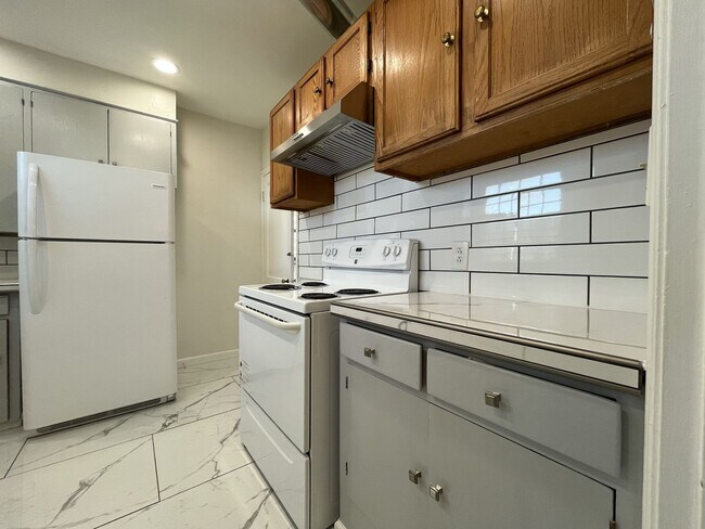 Building Photo - 2055 N Blandena St
