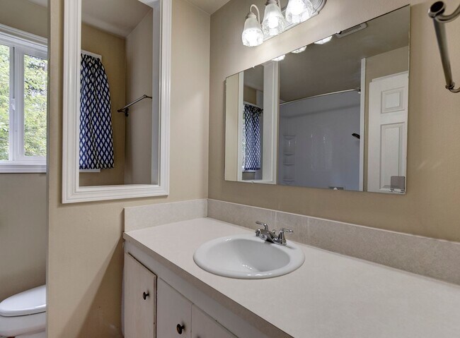 Building Photo - Spacious 4 Bed 2 Bath Home