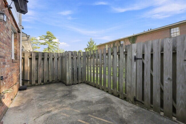 Building Photo - 126 Oakmont Dr