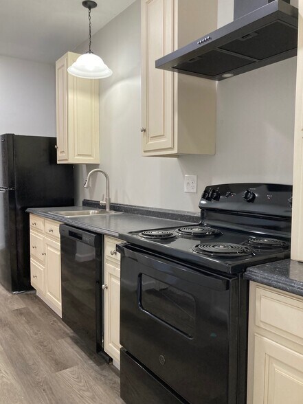 Building Photo - 333 Ann St