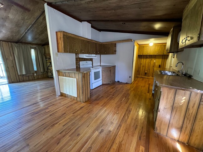 Building Photo - Cozy 3/2 Mobile Home in the Silver Creek A...