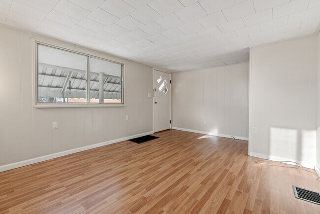 Building Photo - Stunning 3 bedroom home in McKees Rocks available now!