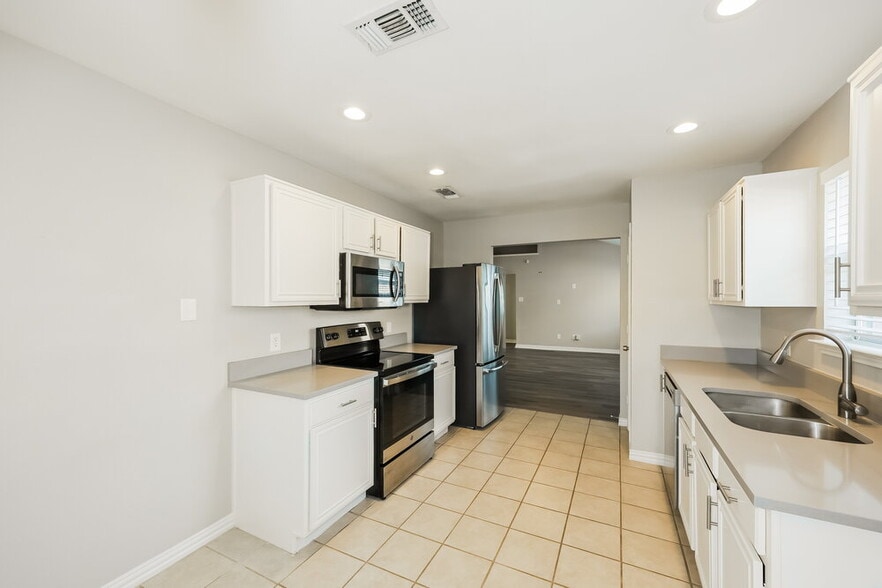 Building Photo - 6417 Longmont Trail