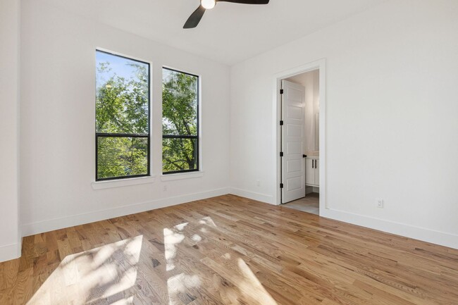 Building Photo - 3 Story Townhome with Roof Top Deck