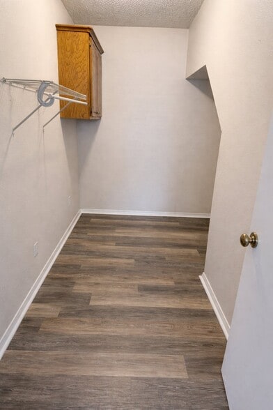 Building Photo - 1305 N Willow Dr