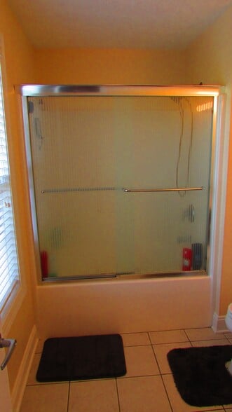 Oversized tub with jets and shower combo. - 720 Oaktree Blvd