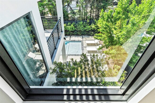 Building Photo - 3320 NE 17th St