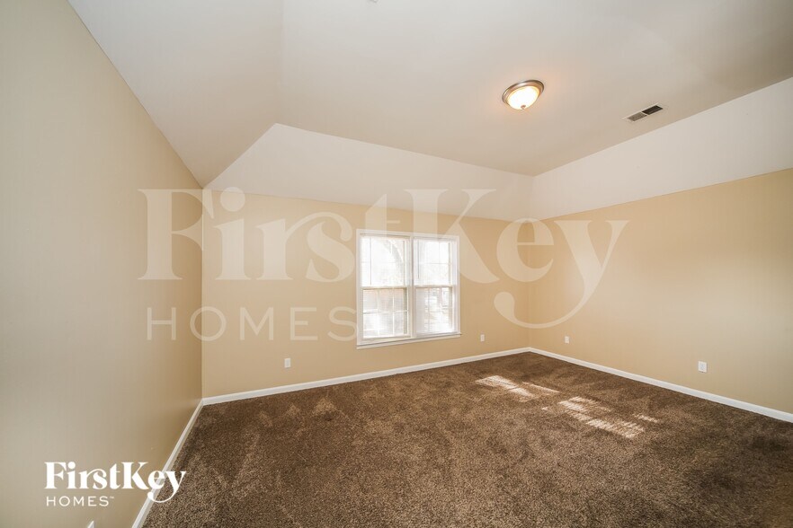 Building Photo - 8158 Creekside Cir S