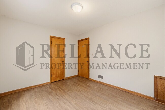 Building Photo - 374 N Hillcrest St