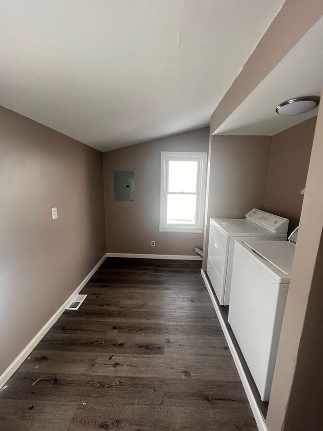 Building Photo - Move-In Ready- 2 bedroom/1 Bath Home in Eastpointe