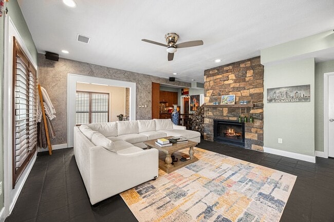 Building Photo - 202 E 7th St