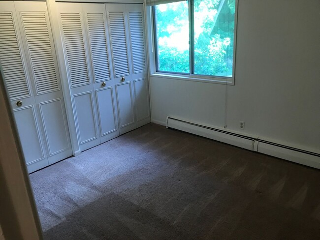 Building Photo - Updated 2 Bedroom Condo in Ann Arbor