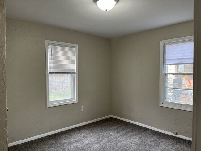 Building Photo - 421 S McComas St