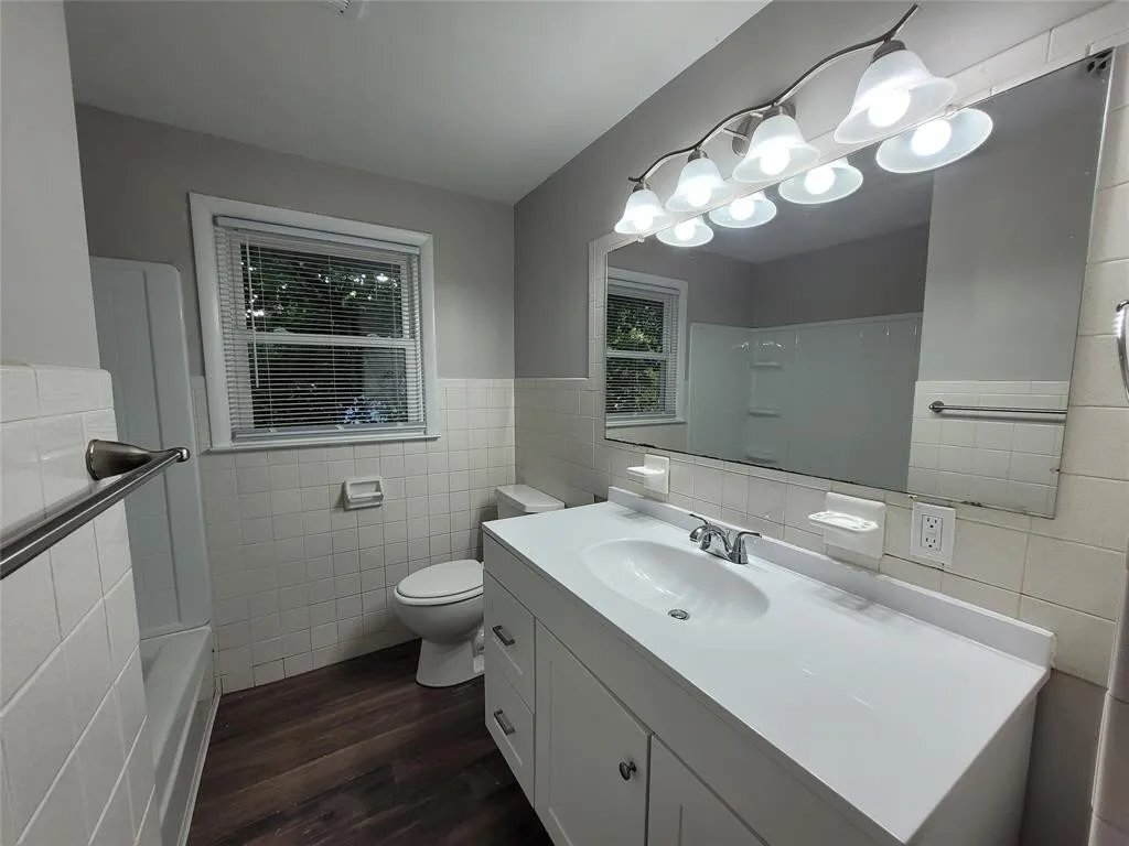 Building Photo - 2518 E 5th St