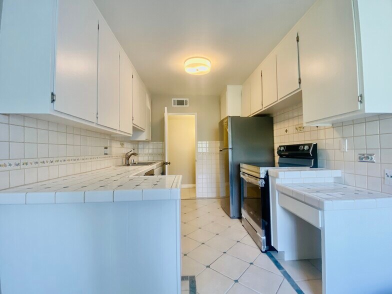 Building Photo - 420 S Madison Ave