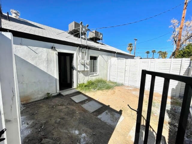 Building Photo - Renovated. with private yard!!!