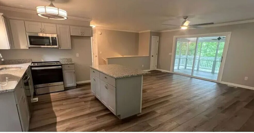 Building Photo - 3473 McKenzie Dr