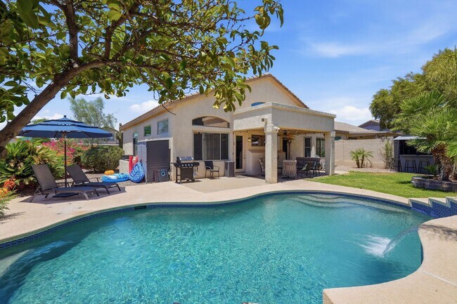 Building Photo - Furnished Desert Oasis| Pool, Bar and Mountain Views
