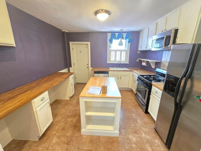 Building Photo - Beautiful 2 Bedroom 1.5 Bathrooms Patterson Park