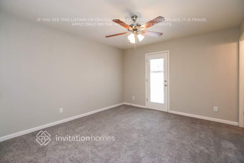 Building Photo - 1027 E Frost Dr