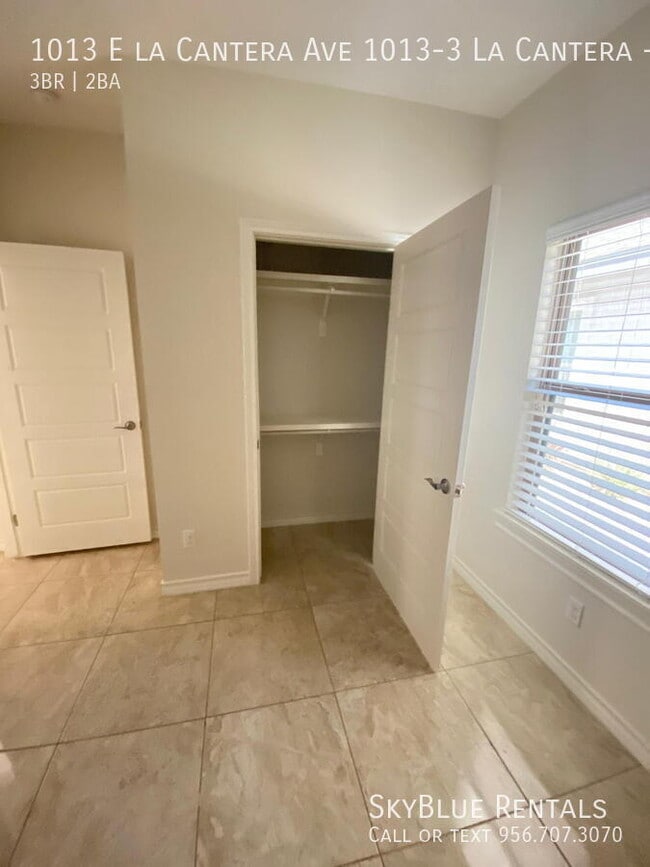 Building Photo - 1013 E la Cantera Ave