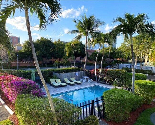 Building Photo - 600 NE 7th Ave