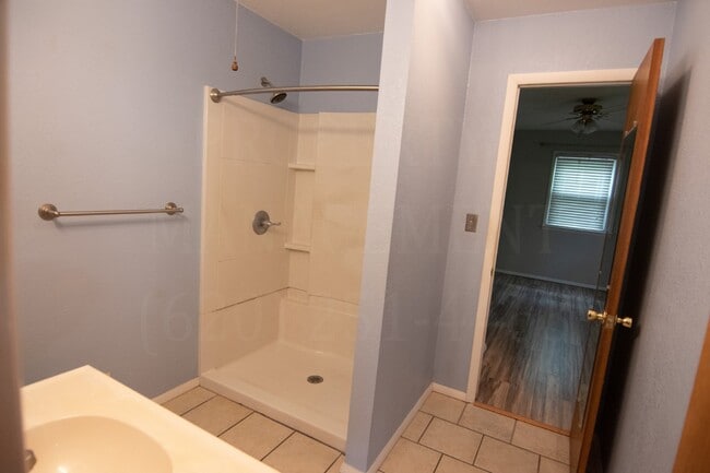 Building Photo - 4 Bedroom 2 Bath