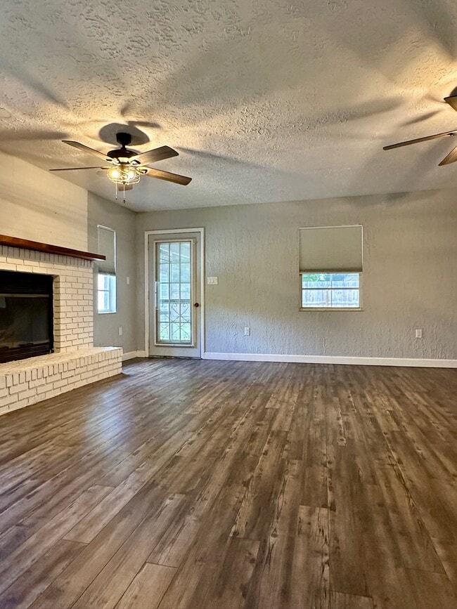 Building Photo - 5936 Elm St