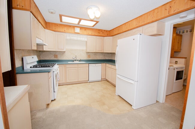 Building Photo - 215 Hillcrest Pl