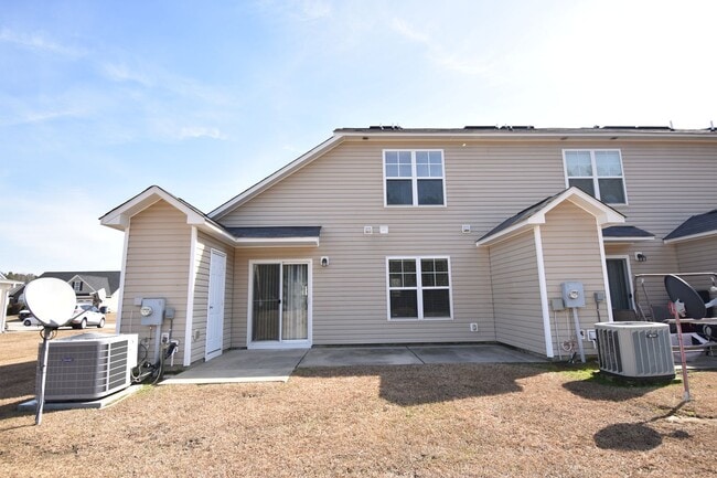 Building Photo - 3 Bedroom, 2 Bathroom Townhome (NO PETS)