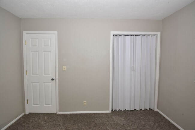 Building Photo - Mishawaka South-side 3 bedroom with a fenc...