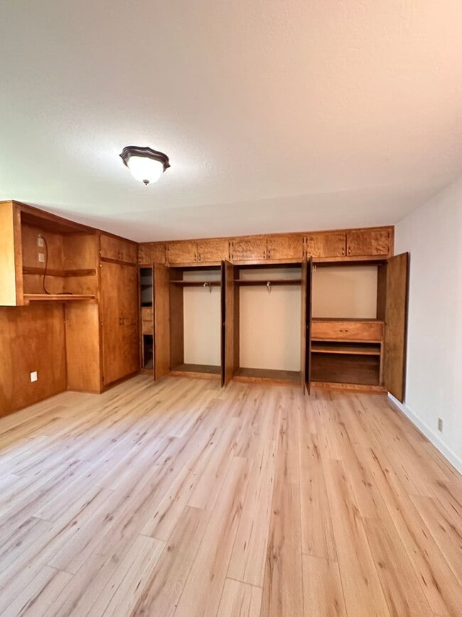 Building Photo - Three bedroom home