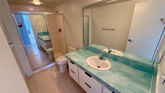 Building Photo - 900 Bay Dr