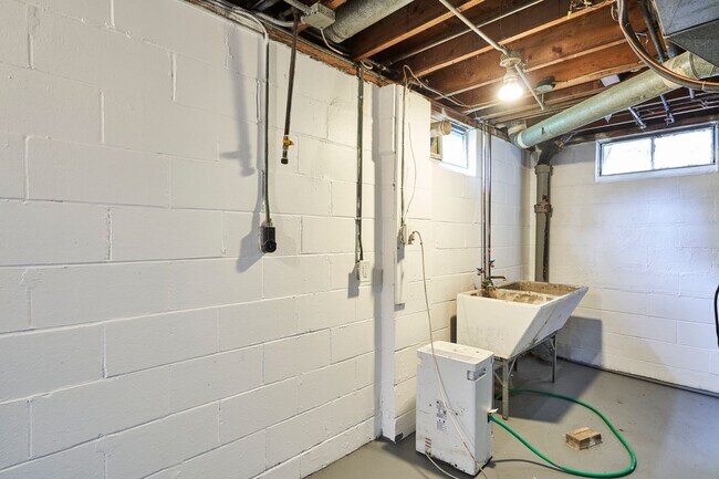 Building Photo - Charming 3-Bed Home with New Kitchen, Fresh Finishes & Big Backyard on a Quiet Dead-End Street