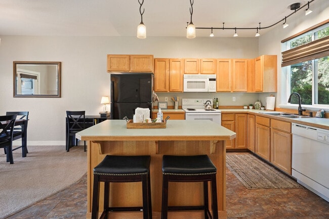 Building Photo - 1084 Golden Pheasant Dr